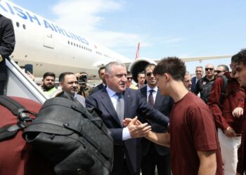 Bakan Bak milli futbolcuları ABD’ye uğurladı