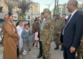 Orgeneral Tokel, Yüksekova'da esnafı ziyaret etti