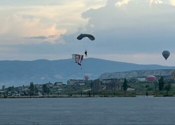 Jandarmanın kuruluşunun 187’nci yılında sıcak hava balonundan paraşütle atlayış yapıldı