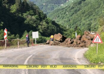 Bayburt kara yolu heyelan nedeniyle ulaşıma kapandı