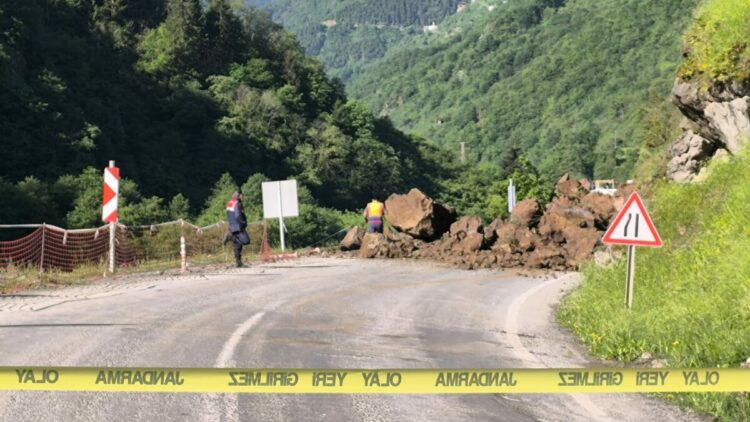 Bayburt kara yolu heyelan nedeniyle ulaşıma kapandı