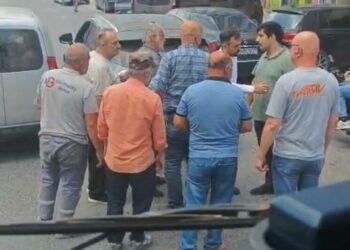 Sultangazi'de iki sürücünün tekmeli yumruklu kavgası kamerada