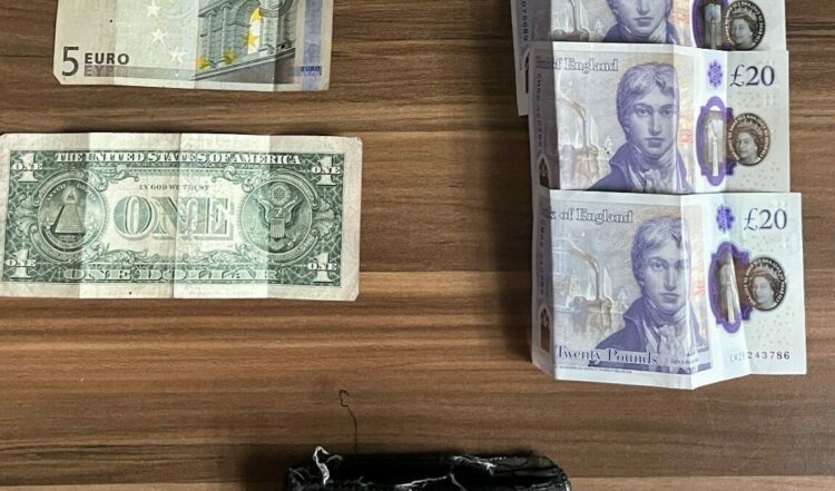 Fatih'te turistin cüzdanını çalan yankesici suçüstü yakalandı
