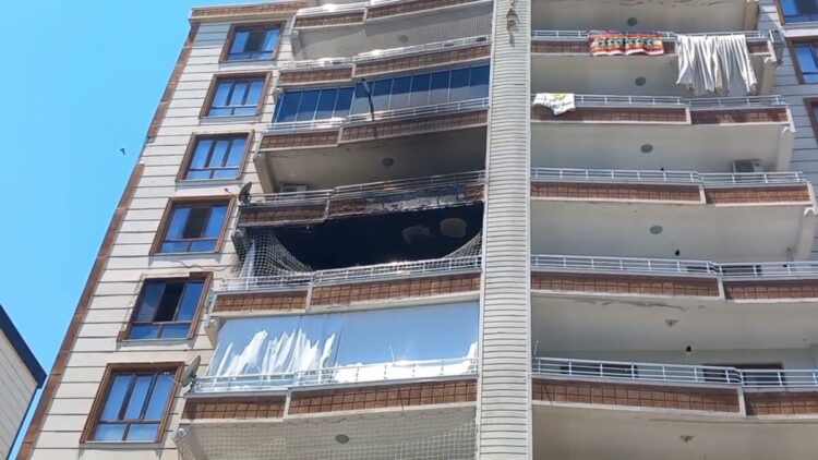 Evin çocuk odasında çıkan yangında 1 kişi dumandan etkilendi