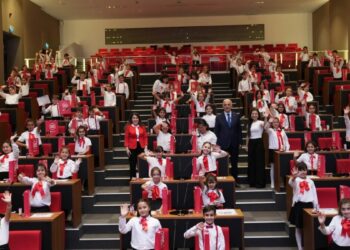 Ümraniye Belediyesi 120 öğrenciye tablet hediye etti