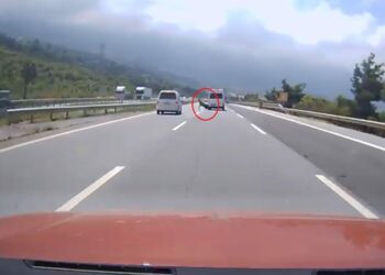 Otoyolda kamyonetin angusa çarptığı kaza kamerada