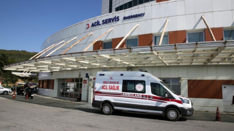 Bahçede yakılan otların üzerine düşen anne ile oğlu yaralandı