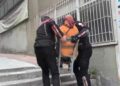 Yunus polisi, yürüteciyle giderken zorlanan kadını sandalyeyle taşıyıp evine bıraktı