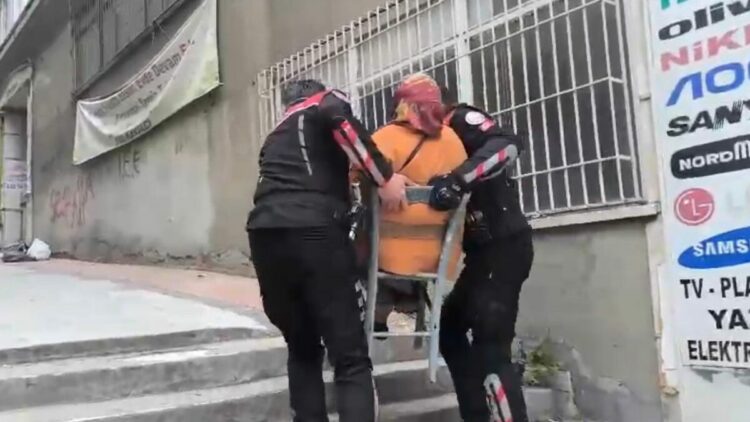 Yunus polisi, yürüteciyle giderken zorlanan kadını sandalyeyle taşıyıp evine bıraktı