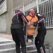 Yunus polisi, yürüteciyle giderken zorlanan kadını sandalyeyle taşıyıp evine bıraktı