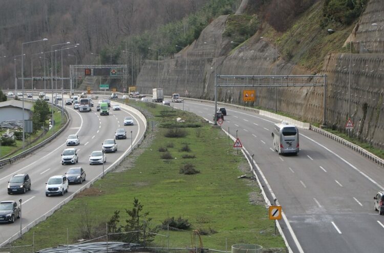 Bolu Dağı Tüneli'nden bayram tatilinde 1 milyon 51 bin 507 araç geçti