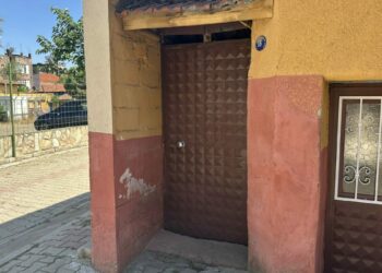 İzmir'de evin kapısına asılan poşette yeni doğmuş bebek bulundu