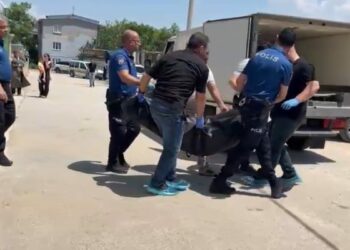 Tartıştığı eşini 10 yaşındaki oğlunun gözü önünde öldürdü