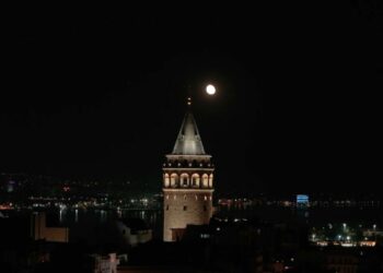 İstanbul’da dolunay seyirlik manzara oluşturdu