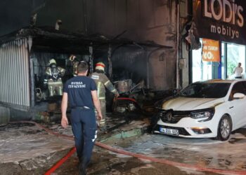Bursa'da depoda çıkan yangın, park halindeki otomobile sıçradı