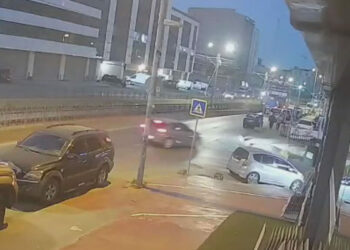 Sultangazi'de otomobil aydınlatma direğine çarptı; sürücü ve yanındaki kişi kaçtı