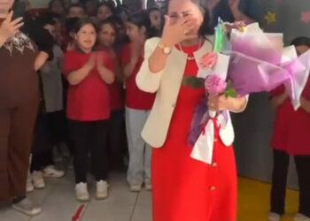 Alkışlarla uğurlanan 41 yıllık öğretmen gözyaşlarını tutamadı