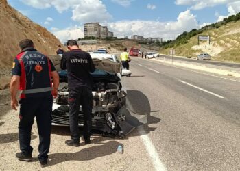 Adıyaman'da otomobiller çarpıştı; 3 yaralı