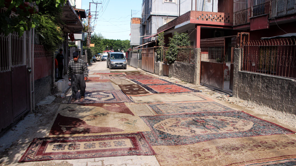 Adana'da 8 aydır asfaltlanmayan yola halı serip çözüm istediler