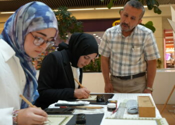 38 yaşında öğrendiği ‘hüsnühat’ı okuldaki öğrencilerine öğretiyor