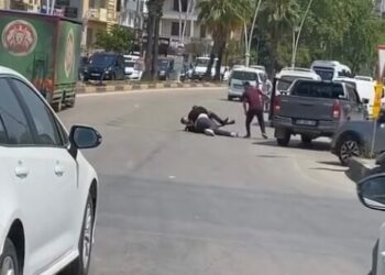 Trafikte yanlarında tüfek bulunan 2 kişi, kamyonet sürücüsünü sopayla darbetti