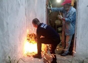 Bacaya düşen yavru kediyi itfaiye kurtardı