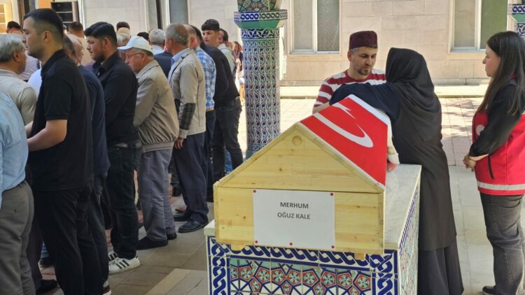 Düştüğü Kelkit Çayı’nda 7 gün sonra cesedi bulunan Oğuz toprağa verildi