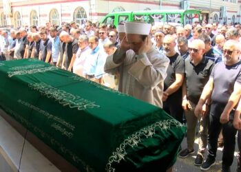İzmir'de öldürülen Polat ailesinin koruması için cenaze töreni: Dilan Polat ayakta durmakta güçlük çekti / Geniş haber