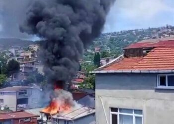 Sarıyer’de kaynak çalışması sırasında çıkan yangında çatı alev alev yandı