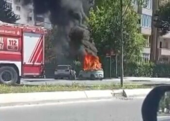 Beylikdüzü'nde elektrikli otomobilde çıkan yangın söndürüldü