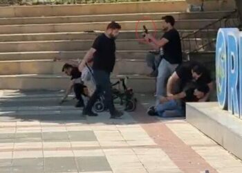 Sivil polisler bıçaklı kavgaya havaya ateş açarak müdahale etti