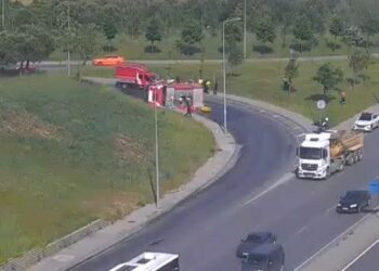 Bağcılar'da itfaiye aracı devrildi -1