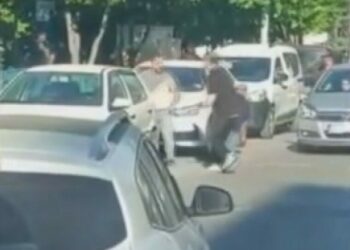 Sultangazi'de trafik kazasının ardından çıkan bıçaklı kavga kamerada: 1 ölü, 2 yaralı