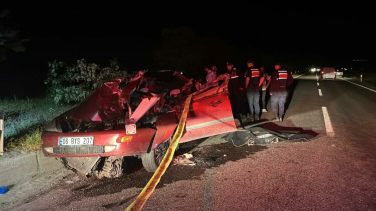 Patates yüklü TIR'a arkadan çarpan otomobilin sürücüsü öldü