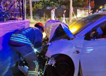 Otomobilin duvara çarptığı kaza kask kamerasında; 2 yaralı