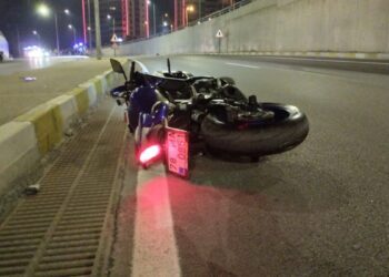 Aydınlatma direğine çarpan motosikletteki 2 üniversite öğrencisi öldü