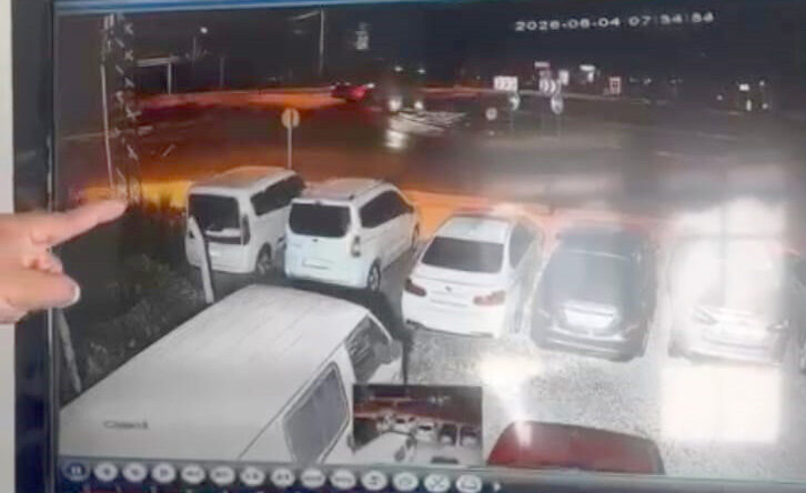 TIR'ın devrilip, 17 ton arpanın yola saçıldığı kaza güvenlik kamerasında