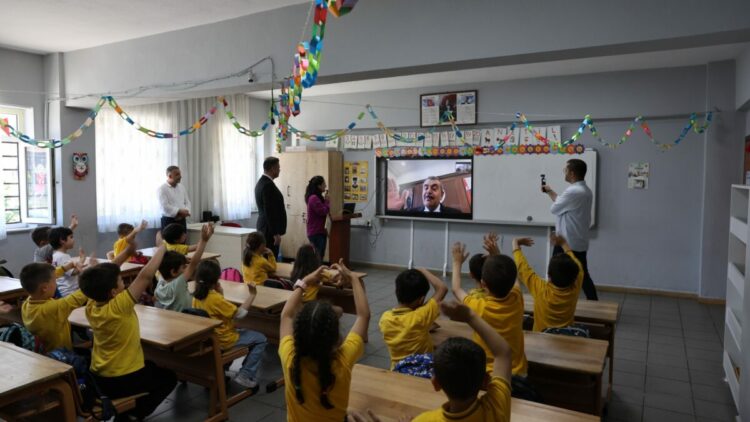 Bakan Tekin'den okuma yazma öğrenen 1'inci sınıf öğrencilerine tebrik telefonu