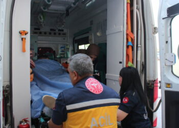 Okulun bahçe duvarından atlarken düşüp, yaralandı
