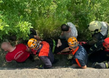 80 metrelik uçurumdan uçan otomobilin sürücüsü yaralandı