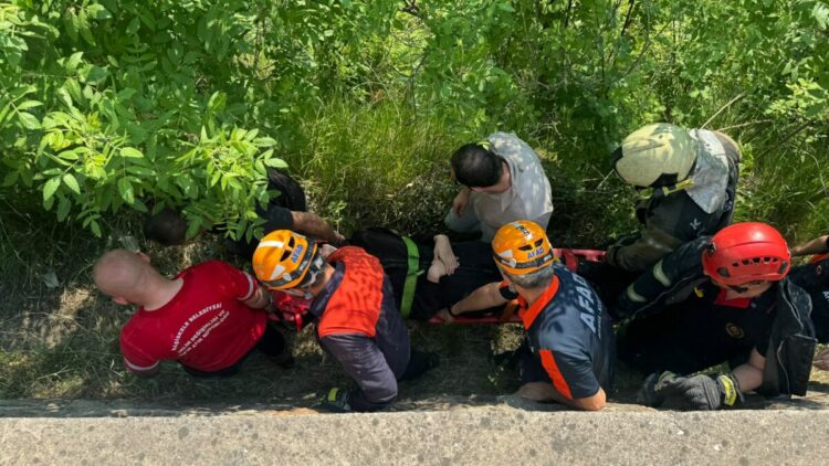 80 metrelik uçurumdan uçan otomobilin sürücüsü yaralandı