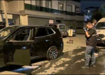 Beylikdüzü'nde kafede tartıştığı kişi tarafından aracına ateş açıldı