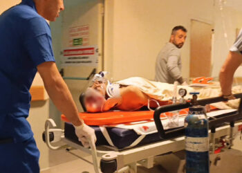 3 katlı inşaatta harç dökerken başına demir isabet eden işçi, ağır yaralandı