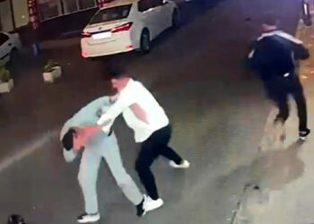 İki grup arasında sopa, tekme ve yumruklu kavga kamerada; 2 yaralı