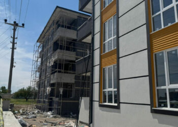Elektrik akımına kapılan işçi, 4'üncü kattan düştü