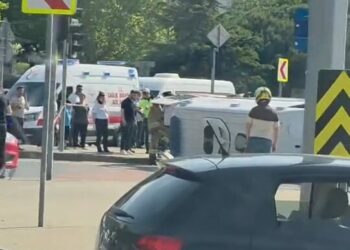 Kağıthane'de ambulans devrildi; 4 yaralı