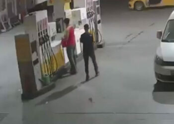 Bakırköy'de 50 milyon TL değerinde 4 otomobilin yandığı olayla ilgili 5 gözaltı