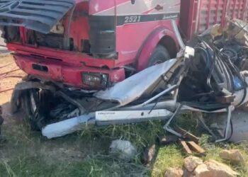 Otomobil, kamyonun altına girdi; 2 ölü, 1 ağır yaralı