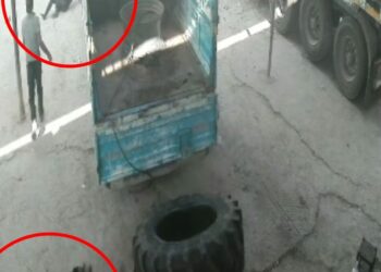 Hava basılan traktör lastiği patladı, 2 işçinin yaralandığı o anlar kamerada