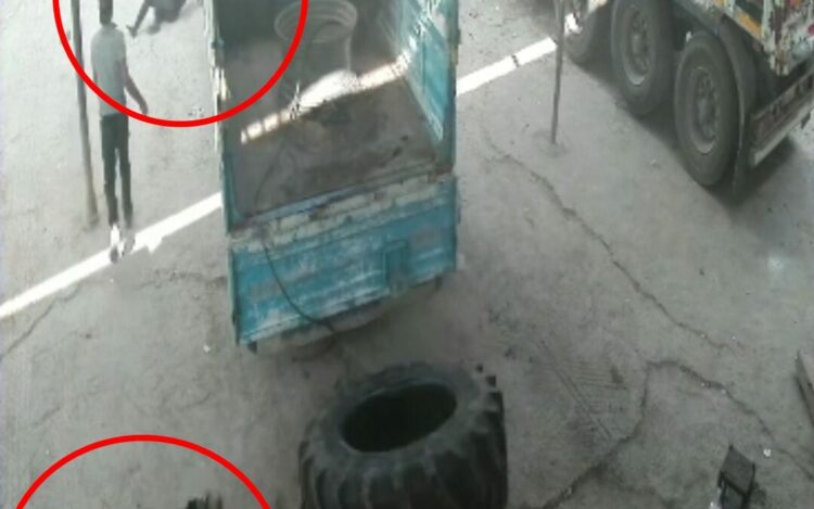 Hava basılan traktör lastiği patladı, 2 işçinin yaralandığı o anlar kamerada